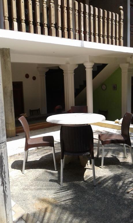 Hôtel Rose Blossom à Mirissa Extérieur photo